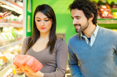 süpermarkette alışveriş Çift