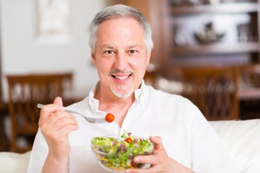 Olgun adam bir salata yemek
