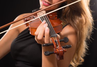 kadın onun keman çalıyor