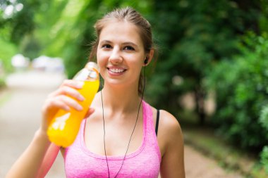 Spor sonrası içme kadın