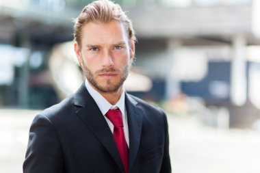 Modern ortamda sarışın iş adamı