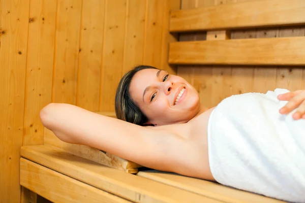 Femme relaxant un sauna — Photo