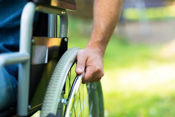 Hombre paralítico usando silla de ruedas — Foto de Stock