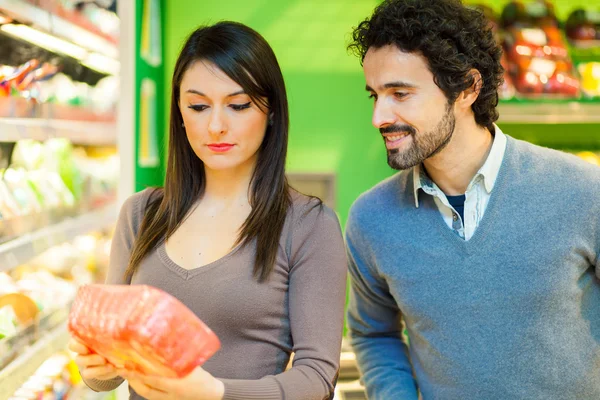 Coppia shopping al supermercato — Foto Stock