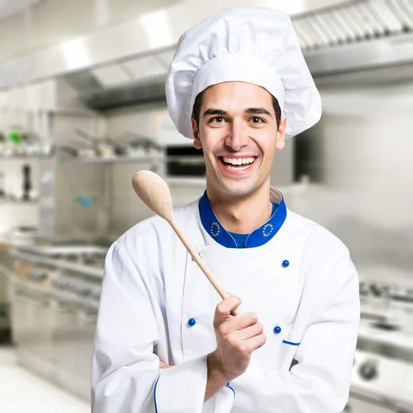 Vrolijke jonge chef-kok — Stockfoto