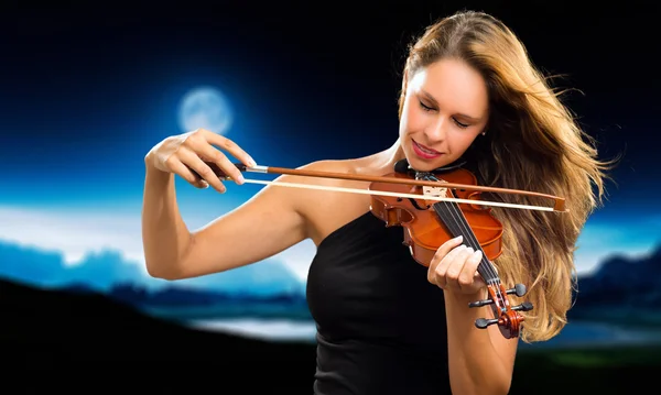 彼女のバイオリンを演奏女性 — ストック写真