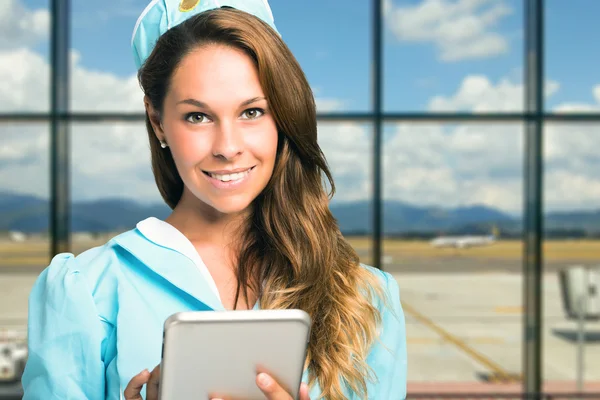 Hostess de zbor verificarea rezervărilor pe tabletă — Fotografie, imagine de stoc