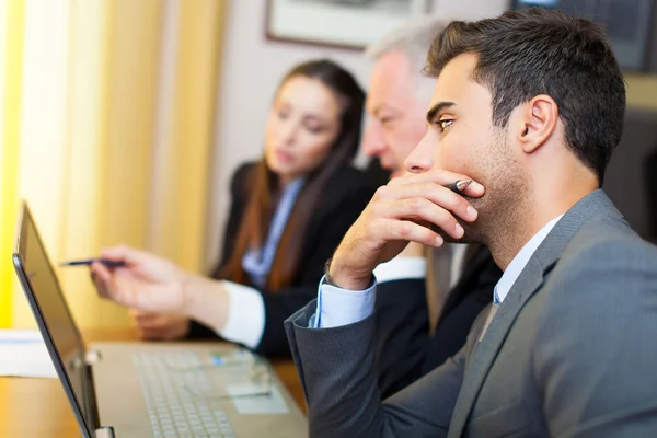 Empresários durante a reunião — Fotografia de Stock