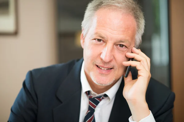 Uomo d'affari anziano che parla al telefono — Foto Stock
