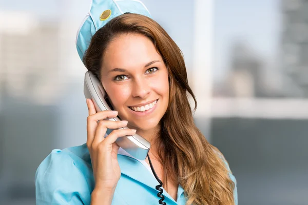 Stewardess beszél telefonon — Stock Fotó