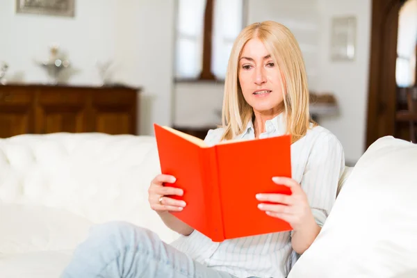 Érett nő könyvet olvas — Stock Fotó