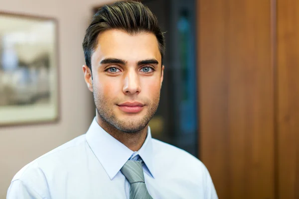 Joven empresario en el cargo — Foto de Stock