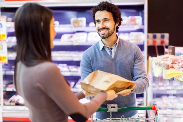 Coppia shopping al supermercato — Foto Stock