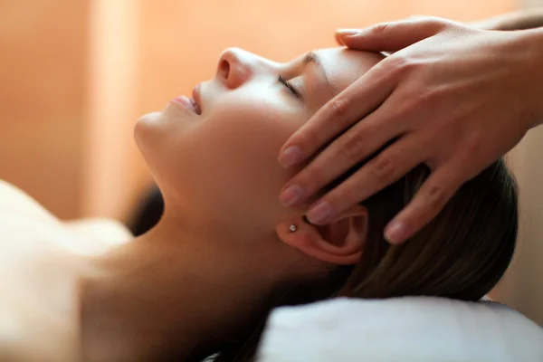 Vrouw met een hoofd massage — Stockfoto