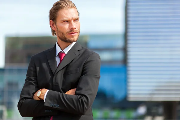 Blonder Geschäftsmann in modernem Ambiente — Stockfoto