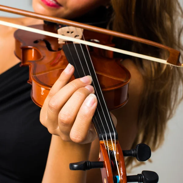 Женщина, играющая на скрипке — стоковое фото