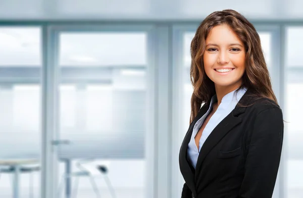 Joven empresaria en un ambiente de oficina — Foto de Stock