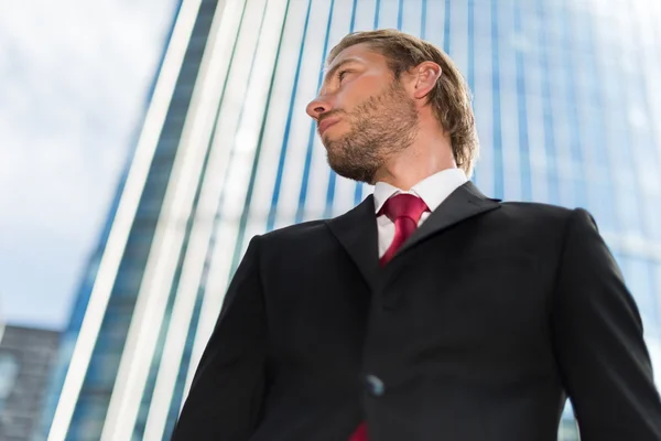 Schöner Geschäftsmann vor einem Bürogebäude — Stockfoto