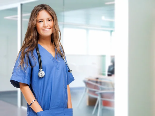 Schön lächelnde Krankenschwester — Stockfoto