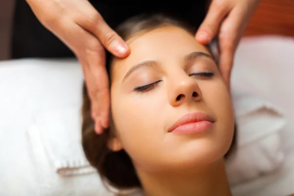 Mujer teniendo un masaje en la cabeza — Foto de Stock