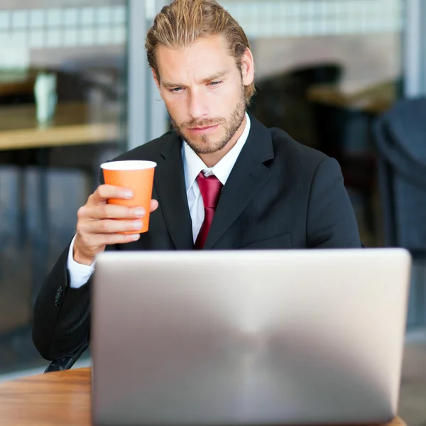 Homme d'affaires utilisant un ordinateur portable dans un café — Photo