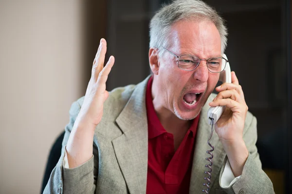 Angry man yelling on phone — Stock Photo, Image