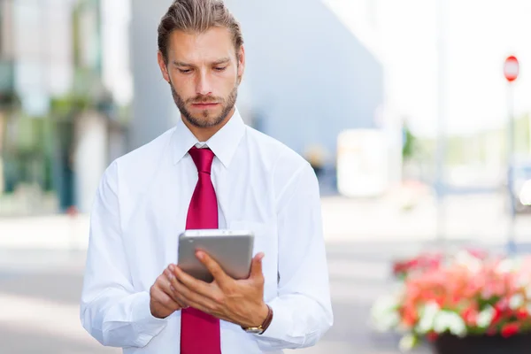 Podnikatel pracuje na jeho tablet — Stock fotografie