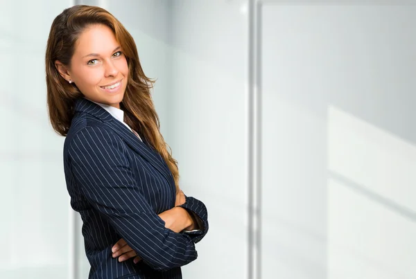 Giovane donna d'affari in un ambiente di ufficio — Foto Stock