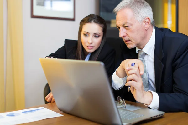 Affärsmän som använder bärbar dator — Stockfoto