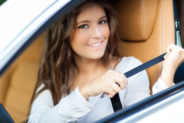 Giovane donna guida auto — Foto Stock