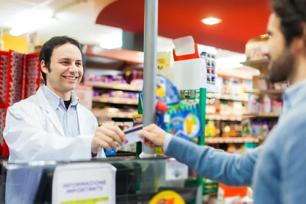 Cliente que usa tarjeta de crédito para pagar — Foto de Stock