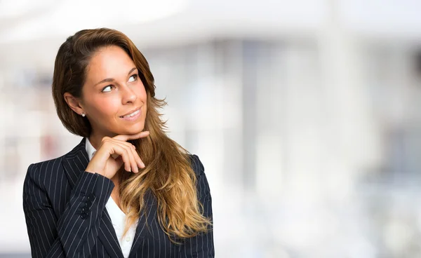 Zakenvrouw kijken naar de heldere kopie-ruimte — Stockfoto