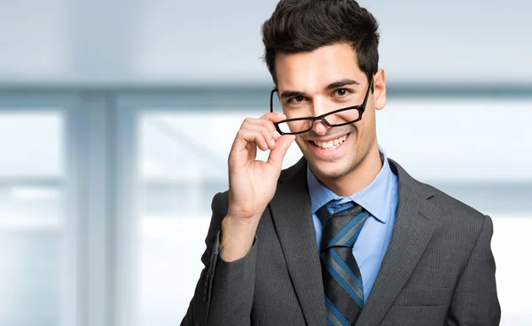 Schöner Manager in seinem Büro — Stockfoto