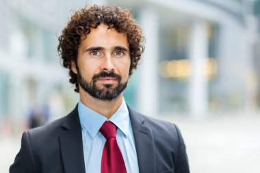 gülümseyen yakışıklı işadamı