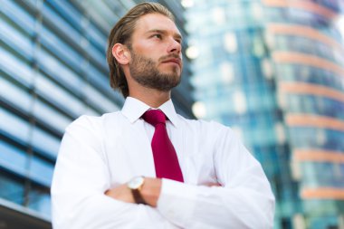 ofis binası önünde yakışıklı işadamı