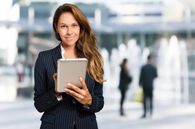 Tablet açık kullanan kadın