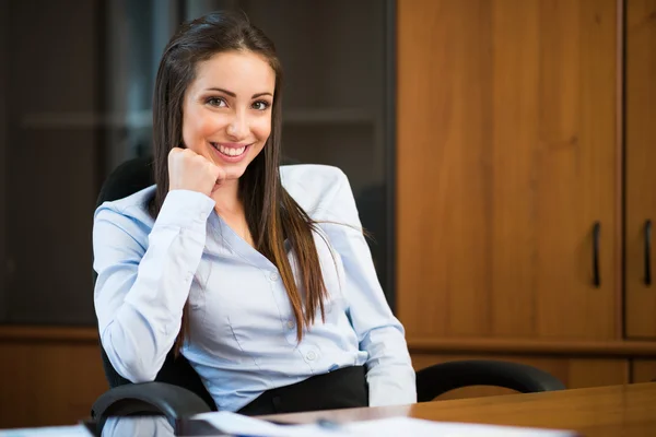 Усміхнена бізнес-леді сидить на стільці — стокове фото