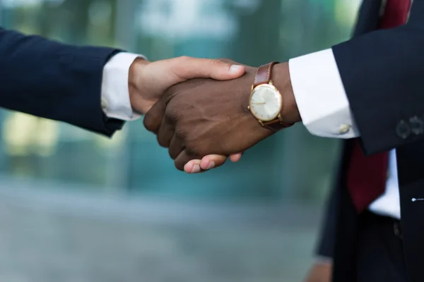 African businessman shaking hands with caucasian one — Stock Photo, Image