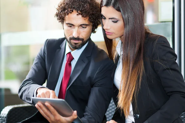 Uomini d'affari che usano un tablet — Foto Stock