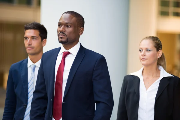 Business people walking in front of office — Stock Photo, Image