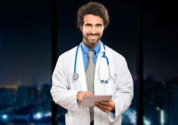 Doktor holding tablet vasıl gece hastanede — Stok fotoğraf