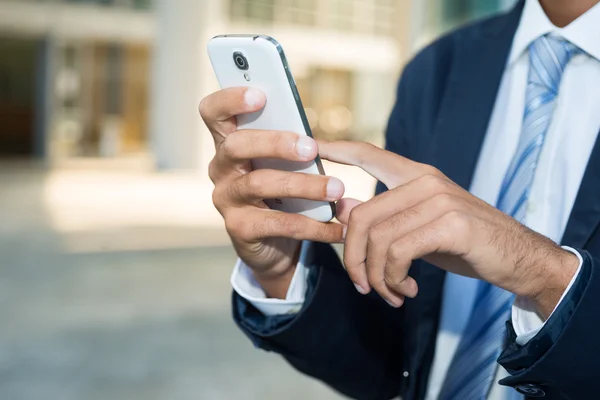 Man met zijn mobiele smartphone — Stockfoto