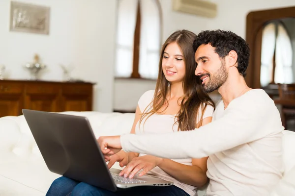 Pareja usando ordenador portátil en casa —  Fotos de Stock