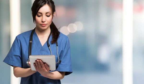Enfermeira usando um tablet digital — Fotografia de Stock