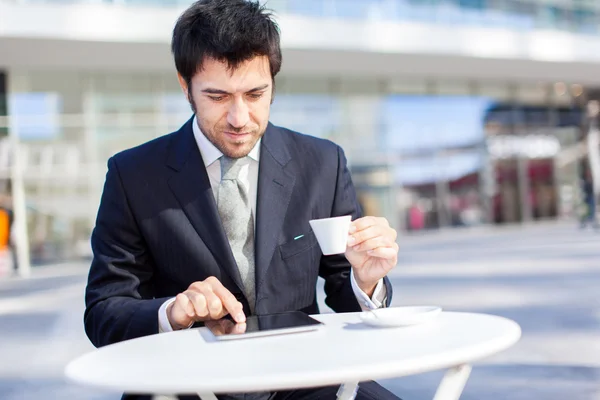 Hombre de negocios guapo usando tableta — Foto de Stock