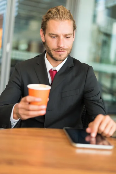 Biznesmen za pomocą tabletki — Zdjęcie stockowe