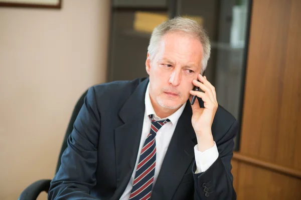 Affärsman pratar i telefon — Stockfoto