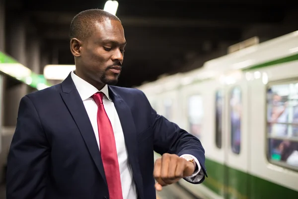 Podnikatel, čekání na vlak metra — Stock fotografie