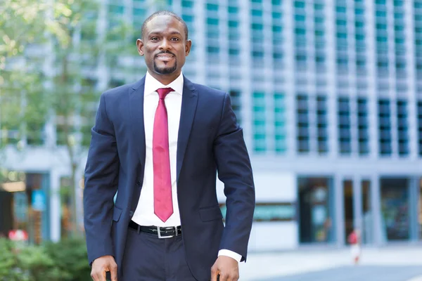 Africano uomo d'affari all'aperto — Foto Stock