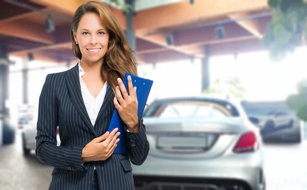 Negociante de carro feminino sorrindo — Fotografia de Stock